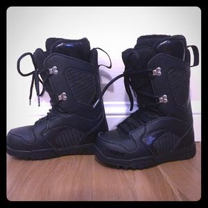 Size 7 Women’s ThirtyTwo “Exit” snowboard boots